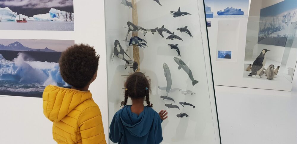 enfants devant un mur