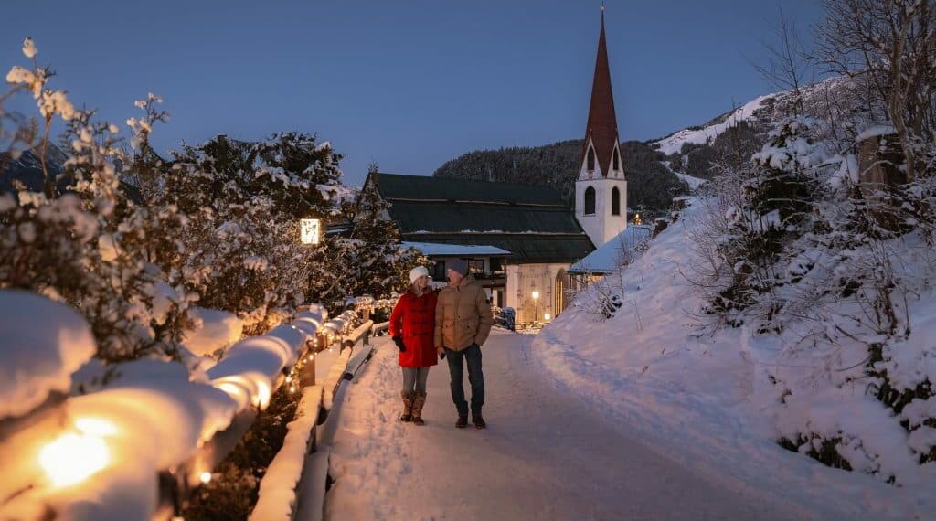 2 marcheurs dans le village la nuit