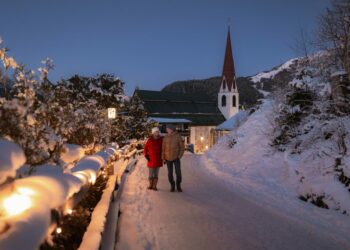 2 marcheurs dans le village la nuit