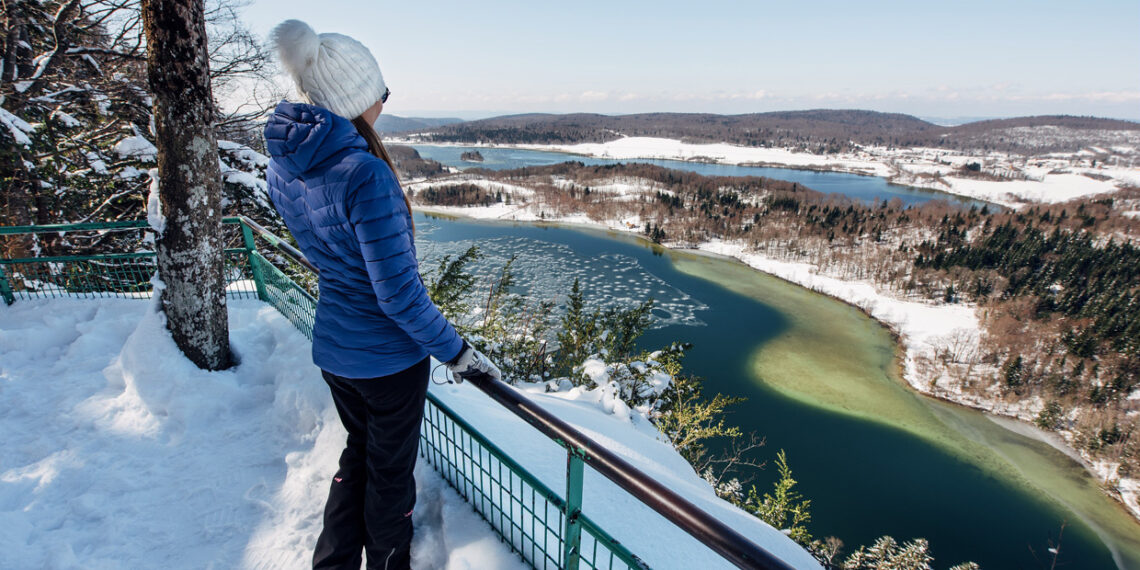 femme en haut du belvédère neige