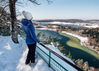 femme en haut du belvédère neige