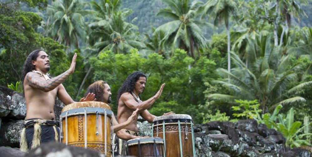 polynésiens jouant des percussions