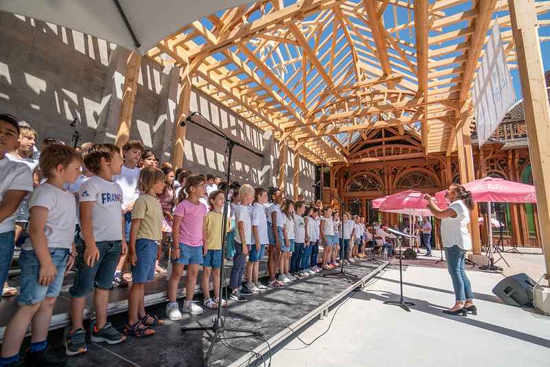 enfants qui chantent dans la cour