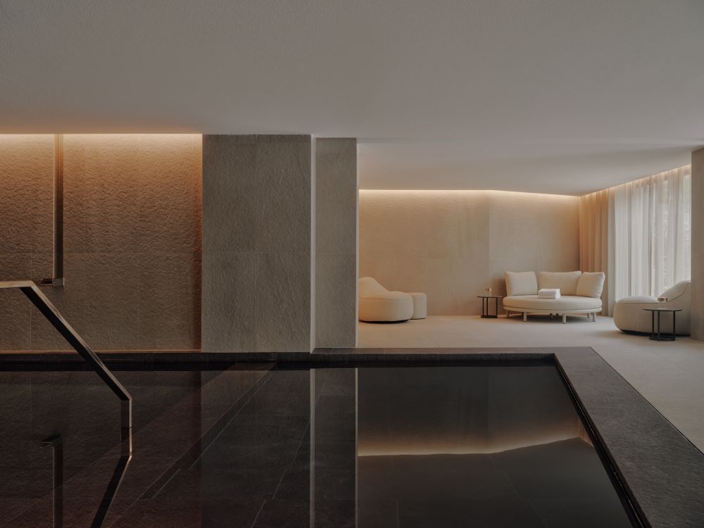 piscine intérieure sofas