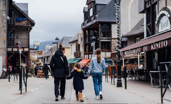 famille se promenant dans le village