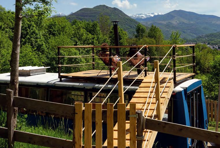 bus avec vue sur les montagnes