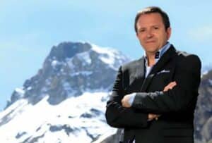 homme en costume croisant les bras