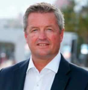 homme costume chemise blanche