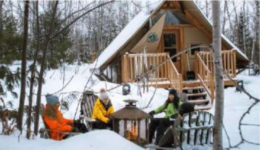 chalets feu randonneurs neige