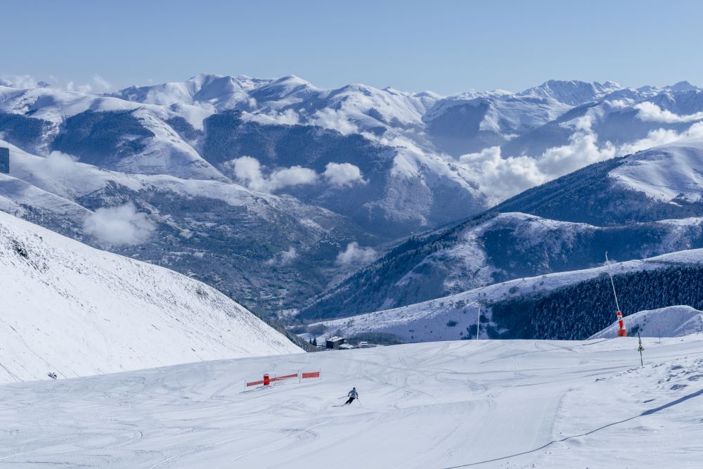 enfant dévalant la pente enneigée ski