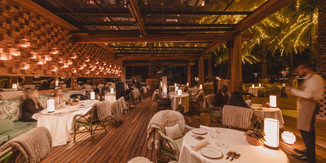 restaurant paillotte tables blanches