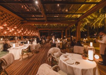 restaurant paillotte tables blanches