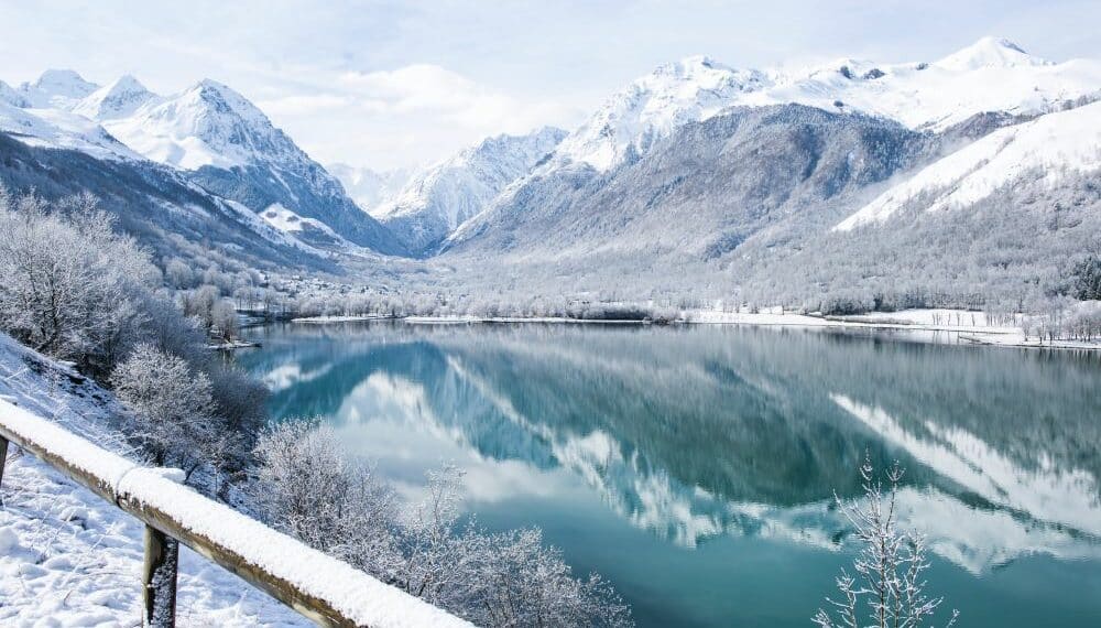 lac valée enneigée