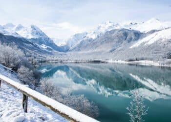 lac valée enneigée