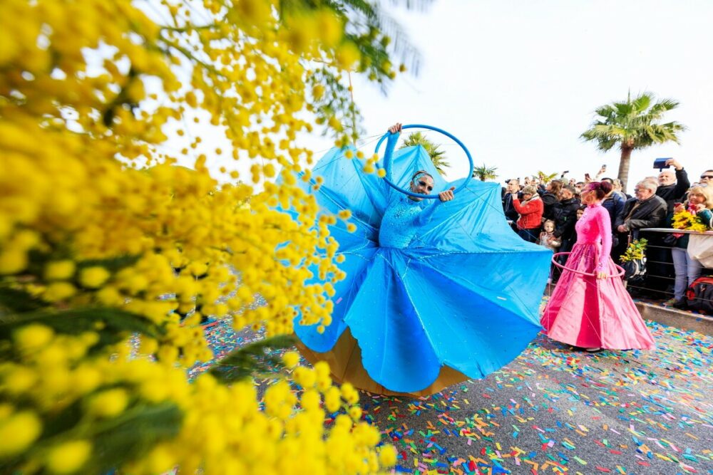défilé avec personnes costumés dans la rue et du mimosas jaunes