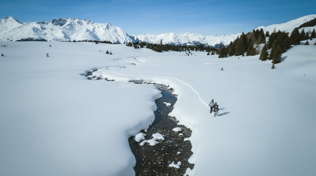 neige rivière randonneurs