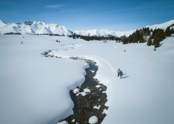 neige rivière randonneurs