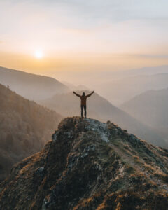 personne en haut de la montagne
