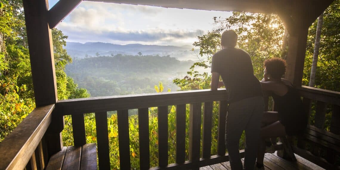 Saül au petit matin (lever du soleil) depuis le belvedere. Brume. Vue sur le village au coeur de la Guyane, en foret tropicale amazonienne. Parc amazonien de Guyane.