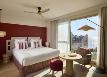 chambre rouge et blanche vue mer