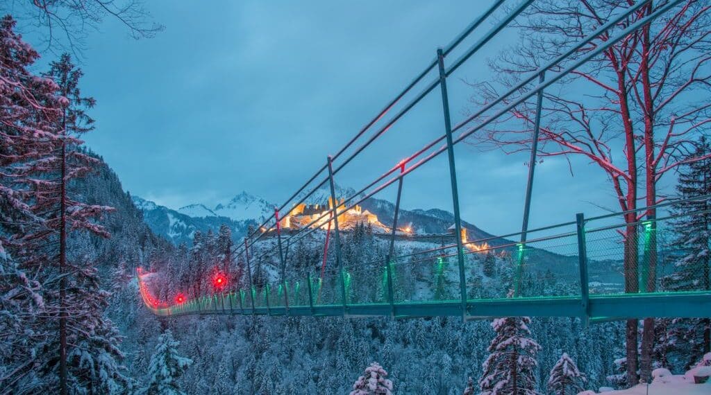 pont suspendu montagne nuit