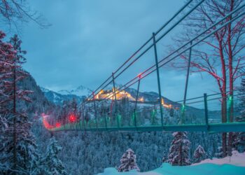 pont suspendu montagne nuit