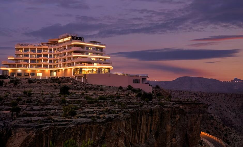 hôtel illuminé la nuit promontoire