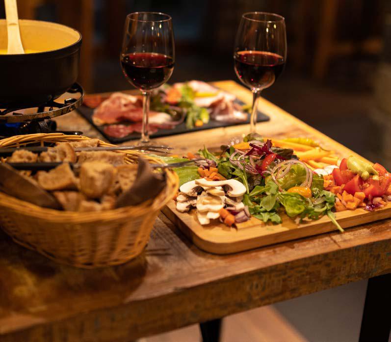 plats de nourritures corbeille de pains