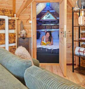 chambre en bois femme qui lit