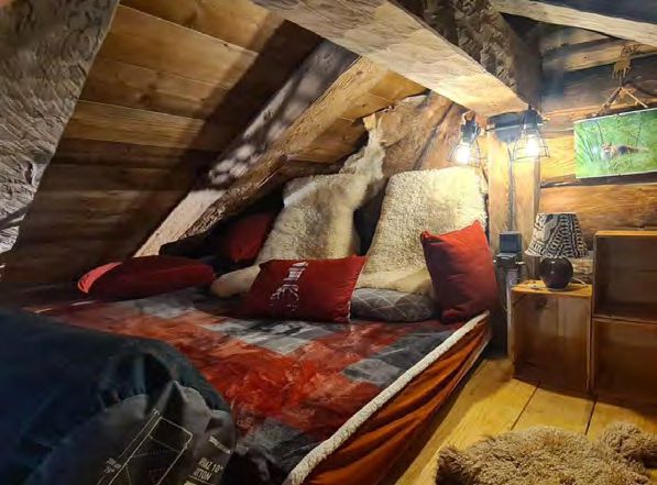 chambre chalet lit couvertures rouge