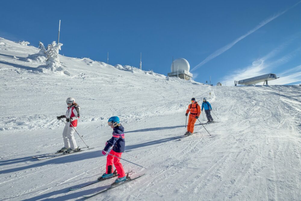 skieurs dévalant les pistes