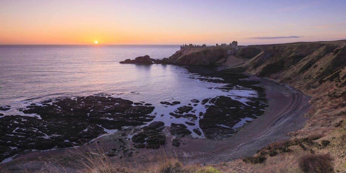 plage et falaises au crépuscule