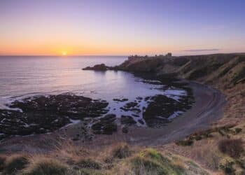 plage et falaises au crépuscule
