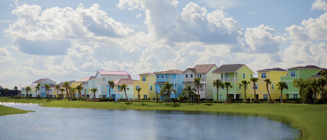 villas colorées mer