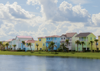 villas colorées mer