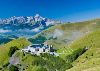 ville au dessus des sommets