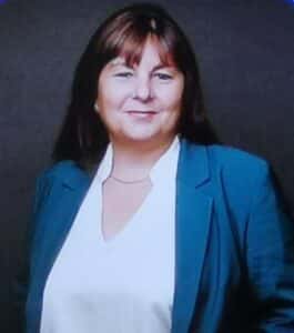 femme brune chemise blanche veste bleue