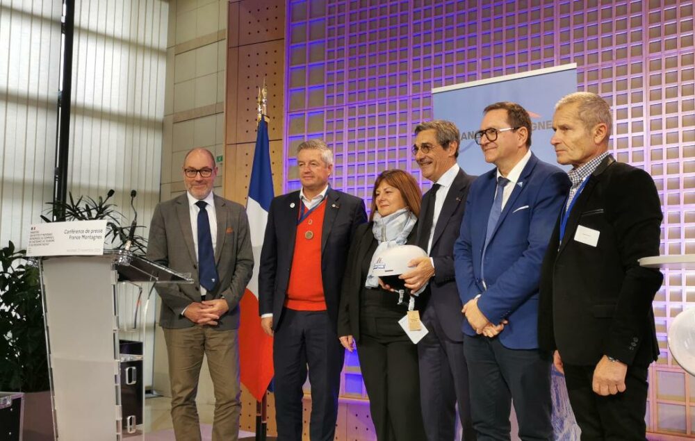 5 hommes et une femme posant devant les photographes