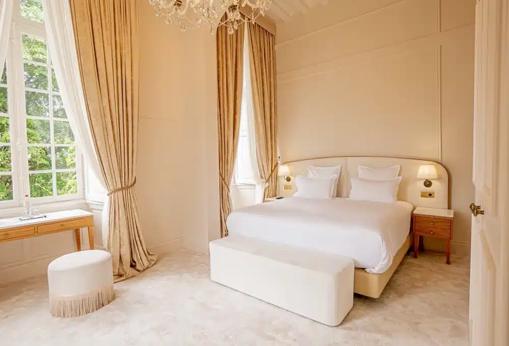 chambre d'hôtel rideaux lit