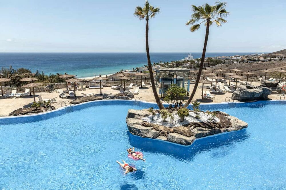 piscine palmiers plage