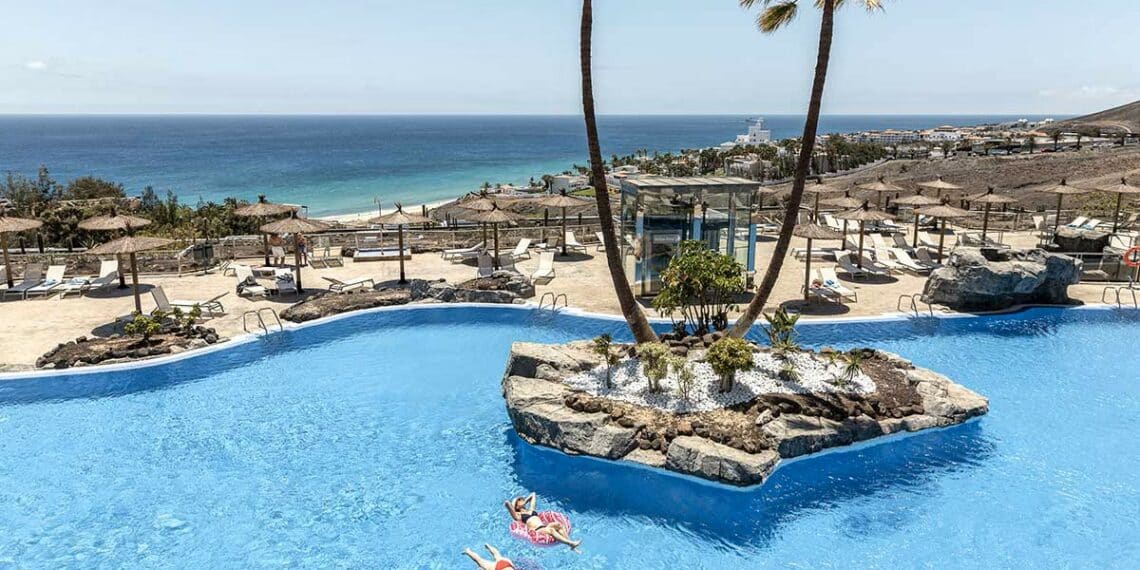 piscine palmiers plage