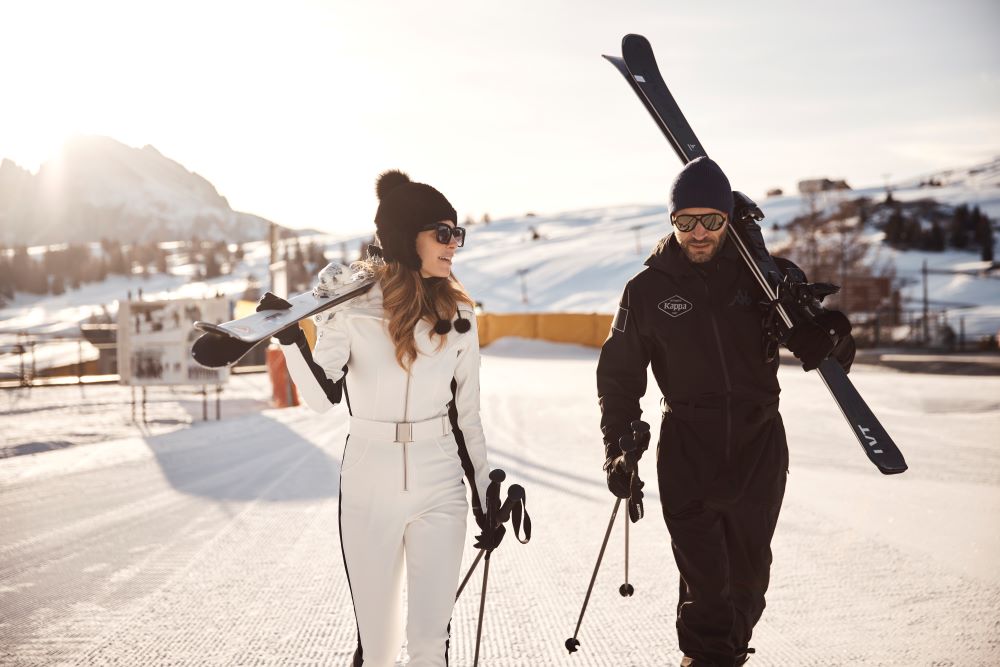 1 femme et un homme tenues de ski neige