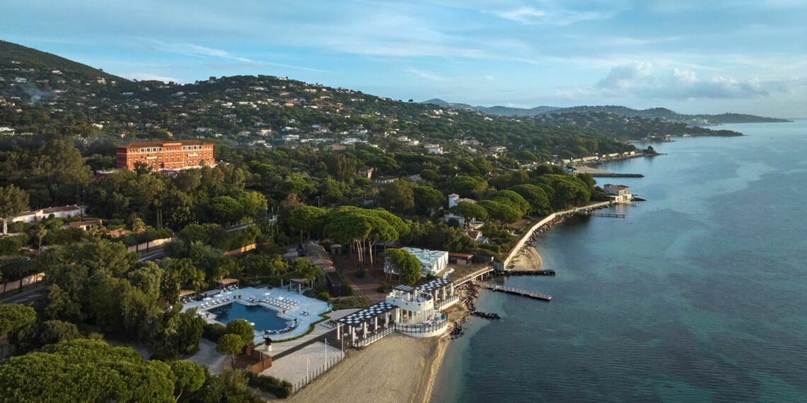 vue aérienne hôtel jardins piscine plage