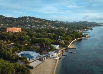 vue aérienne hôtel jardins piscine plage