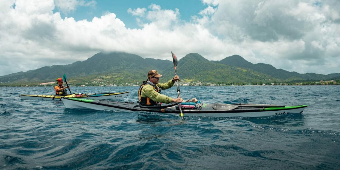 2 kayakistes mer île
