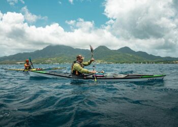 2 kayakistes mer île