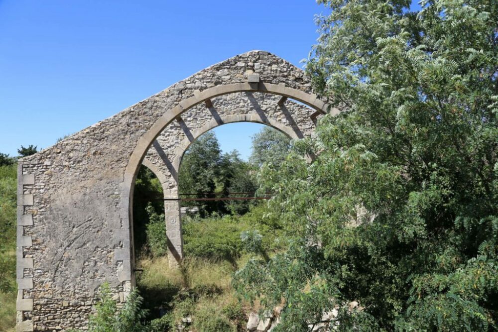 monument en pierre arbres