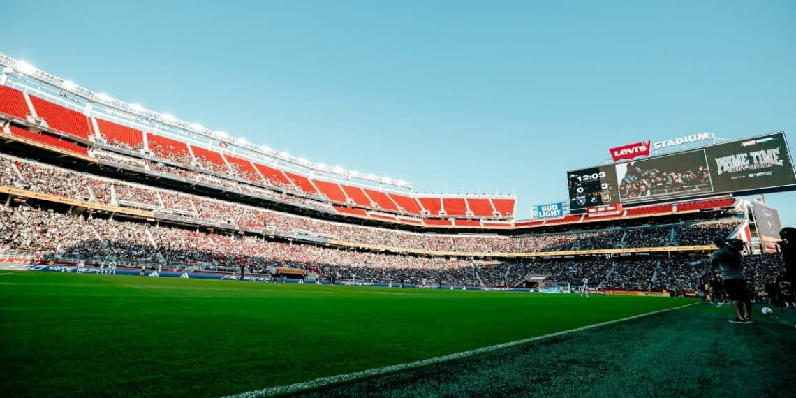 stade pelouse gradins