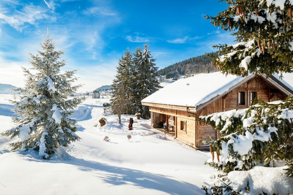 chalet sous la neige