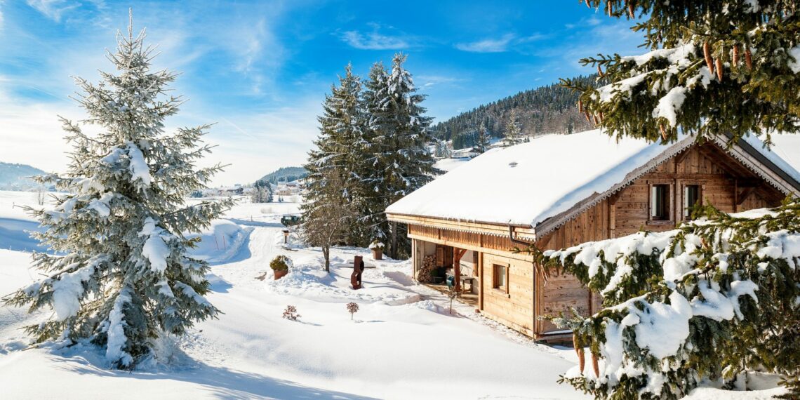 chalet sous la neige